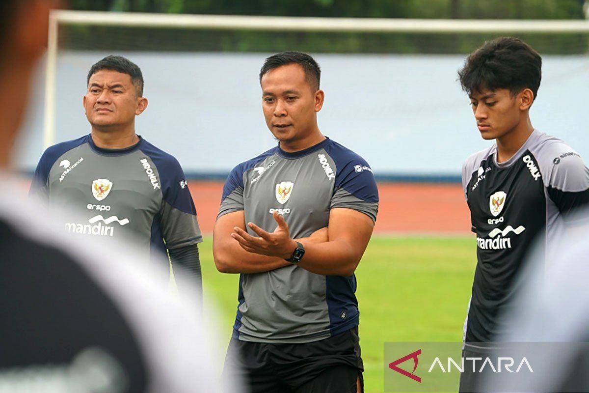 Berikut beberapa alternatif judul untuk "Sofie Imam Jadi Asisten Pelatih Fisik Timnas Indonesia":

1. "Sofie Imam Diangkat Jadi Asisten Pelatih Fisik Timnas Indonesia"
2. "Sofie Imam Menjadi Asisten Pelatih Fisik untuk Timnas Indonesia"
3. "Sofie Imam Resmi Bergabung sebagai Asisten Pelatih Fisik Timnas Indonesia"
4. "Sofie Imam Ambil Peran sebagai Asisten Pelatih Fisik Timnas Indonesia"
5. "Sofie Imam Kini Menjabat Asisten Pelatih Fisik Timnas Indonesia"
6. "Sofie Imam Jadi Anggota Tim Sebagai Asisten Pelatih Fisik Timnas Indonesia"
7. "Sofie Imam: Asisten Pelatih Fisik Baru untuk Timnas Indonesia"

Silakan pilih atau modifikasi sesuai kebutuhan!