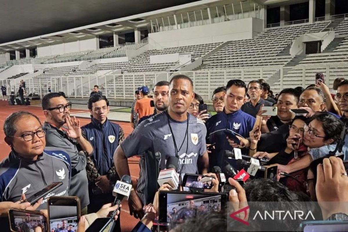 Here are some alternative title suggestions for "Pratinjau Indonesia vs Bahrain: Saatnya kembali tampil pragmatis":

1. "Preview Indonesia vs Bahrain: Waktunya Kembali ke Pendekatan Pragmatik"
2. "Indonesia vs Bahrain: Saatnya Mengusung Strategi Pragmatik"
3. "Analisis Pertandingan Indonesia vs Bahrain: Kembali ke Gaya Bermain Pragmatik"
4. "Indonesia vs Bahrain: Saatnya Mengadopsi Taktik Pragmatika"
5. "Pratinjau Pertandingan Indonesia vs Bahrain: Kembali ke Pendekatan Pragmatism"
6. "Indonesia vs Bahrain: Momen Justifikasi Pendekatan Pragmatik"
7. "Tinjauan Indonesia vs Bahrain: Memperkuat Kembali Taktik Pragmatik"
8. "Indonesia vs Bahrain: Menghadapi Tantangan dengan Pendekatan Pragmatik" 

Feel free to mix and match or modify these titles to suit your needs!