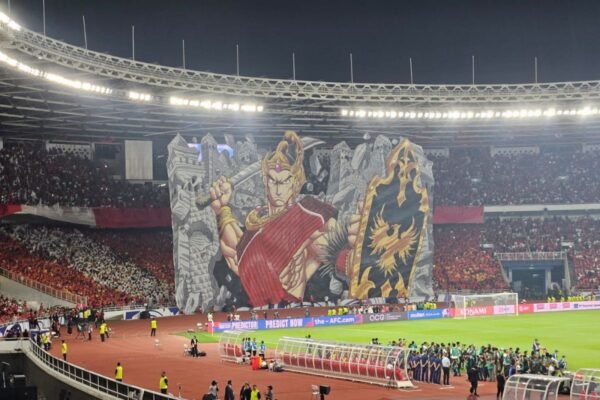 Sure! Here are some alternative titles for "Koreografi Berhias Tifo Pendekar Wayang Warnai Laga Indonesia vs China":

1. "Tifo Pendekar Wayang: Koreografi Mewarnai Pertarungan Indonesia vs China"
2. "Laga Mendebarkan: Koreografi Tifo Pendekar Wayang Indonesia vs China"
3. "Kreativitas Tifo: Mempersembahkan Wayang dalam Duel Indonesia vs China"
4. "Penampilan Memukau: Koreografi Tifo Pendekar Dalam Laga Indonesia dan China"
5. "Momen Bersejarah: Tifo Pendekar Wayang di Arena Laga Indonesia vs China"

Feel free to select any of these or let me know if you need more options!