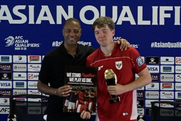 Here are some alternative titles for "Gol penalti Ole bawa Timnas Indonesia tumbangkan China":

1. "Gol Penalti Ole Membawa Indonesia Mengalahkan China"
2. "Ole Cetak Penalti, Timnas Indonesia Kalahkan China"
3. "Kemenangan Timnas Indonesia: Penalti Ole Menumbangkan China"
4. "Timnas Indonesia Raih Kemenangan Berkat Gol Penalti Ole"
5. "Ole Kunci Kemenangan: Indonesia Tumbangkan China Lewat Penalti"
6. "Gol Penalti Ole: Kemenangan Bersejarah Timnas Indonesia atas China"
7. "Timnas Indonesia Berjaya: Gol Penalti Ole Tak Terbendung"
8. "Dari Penalti Ole, Indonesia Kalahkan China di Pertandingan Krusial"
9. "Timnas Indonesia Menang Berkat Gol Penalti Ole Melawan China"
10. "Penalti Ole Bawa Timnas Indonesia Raih Kemenangan atas China"

Feel free to choose any of these or mix and match to create a title that fits your needs!