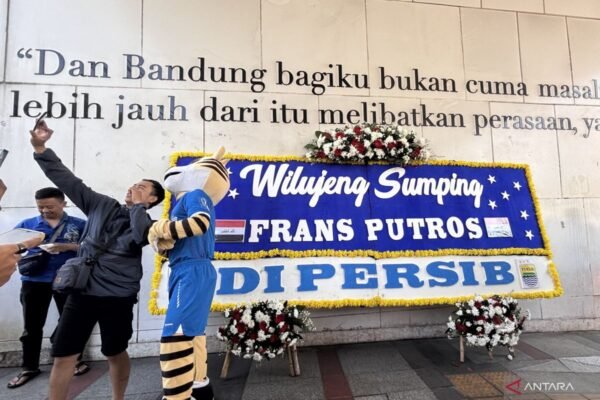 Persib Perkenalkan Bek Baru Frans Putros dengan Karangan Bunga