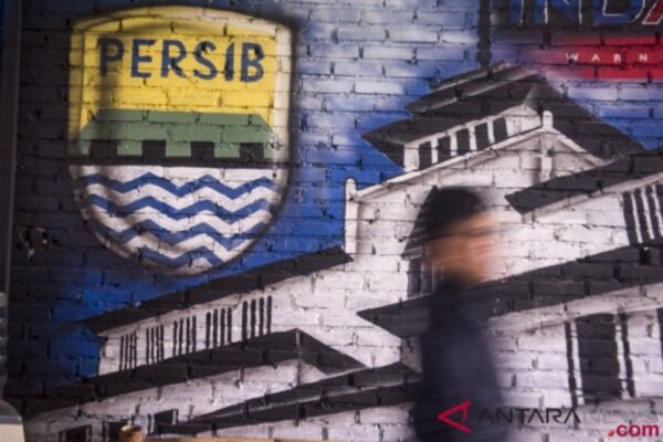 Berikut adalah beberapa alternatif judul untuk "Persib Bandung umumkan dua pemain asing terbaru":

1. "Persib Bandung Resmi Perkenalkan Dua Pemain Asing Baru"
2. "Dua Penguatan Terbaru Persib Bandung: Pemain Asing Diumumkan"
3. "Persib Bandung Perkuat Tim dengan Dua Pemain Asing Terbaru"
4. "Dua Bintang Asing Bergabung dengan Persib Bandung"
5. "Persib Bandung Introdusir Dua Pemain Asing untuk Musim Baru"
6. "Dua Pemain Asing Baru Memperkuat Roster Persib Bandung"
7. "Persib Bandung Hadirkan Duo Pemain Asing ke Dalam Tim"
8. "Langkah Strategis: Persib Bandung Umumkan Dua Pemain Asing"

Silakan pilih atau modifikasi sesuai kebutuhan!