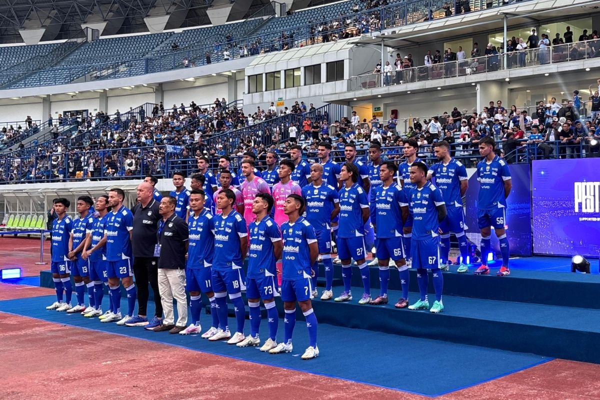 Berikut adalah beberapa alternatif judul untuk "Pemain Persib Bandung dalam kondisi siap arungi kompetisi":

1. "Pemain Persib Bandung Siap Menghadapi Tantangan Kompetisi"
2. "Kesiapan Tim: Pemain Persib Bandung Hadapi Musim Baru"
3. "Pemain Persib Bandung Siap Tempur di Arena Kompetisi"
4. "Persib Bandung: Tim Siap Menyambut Pertarungan Musim Baru"
5. "Pemain Persib Bandung Bersiap untuk Menaklukkan Kompetisi"
6. "Persib Bandung: Kesiapan Pemain Hadapi Kompetisi"
7. "Arungi Musim Baru: Pemain Persib Bandung dalam Kondisi Optimal"
8. "Pemain Persib Bandung: Siap Menyongsong Kompetisi dengan Penuh Gairah"

Silakan pilih salah satu atau modifikasi sesuai kebutuhan!
