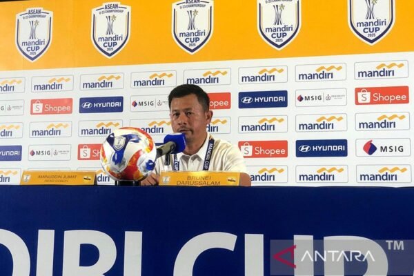 Here are some alternate titles for "Brunei petik banyak pelajaran dari kekalahan lawan Indonesia":

1. "Brunei Mengambil Hikmah dari Kekalahan Melawan Indonesia"
2. "Pelajaran Berharga untuk Brunei Usai Kekalahan dari Indonesia"
3. "Brunei: Banyak Pembelajaran Diperoleh dari Kekalahan terhadap Indonesia"
4. "Kekalahan di Tangan Indonesia: Pelajaran Penting bagi Tim Brunei"
5. "Brunei Belajar Banyak Setelah Kalah dari Indonesia"
6. "Refleksi Brunei: Mengambil Pelajaran dari Kekalahan Melawan Indonesia"
7. "Kekalahan Brunei: Sebuah Pelajaran dari Pertandingan Melawan Indonesia"
8. "Brunei Menyerap Pelajaran Berharga dari Kekalahan atas Indonesia"
9. "Strategi Baru Brunei: Belajar dari Kekalahan Melawan Indonesia"
10. "Tim Brunei: Meraih Pembelajaran di Balik Kekalahan Melawan Indonesia" 

Feel free to choose any of these or mix and match elements to create your preferred title!