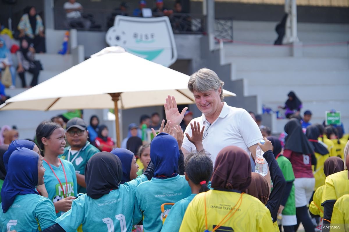 Berikut beberapa alternatif judul untuk "Kuantitas dan Kualitas MLSC Bekasi Seri 1 Alami Peningkatan":

1. "Peningkatan Kuantitas dan Kualitas MLSC Bekasi Seri 1"
2. "MLSC Bekasi Seri 1: Lonjakan Kuantitas dan Kualitas"
3. "Kualitas dan Kuantitas MLSC Bekasi Seri 1 Meningkat Signifikan"
4. "MLSC Bekasi Seri 1: Perubahan Positif dalam Kuantitas dan Kualitas"
5. "Peningkatan Signifikan dalam Kuantitas dan Kualitas MLSC Bekasi Seri 1"
6. "Progres Kuantitas dan Kualitas MLSC Bekasi Seri 1"
7. "Kuantitas dan Kualitas MLSC Bekasi Seri 1: Data Terbaru Menunjukkan Peningkatan"
8. "Transformasi MLSC Bekasi Seri 1: Kuantitas dan Kualitas yang Meningkat"

Silakan pilih atau modifikasi sesuai kebutuhan!