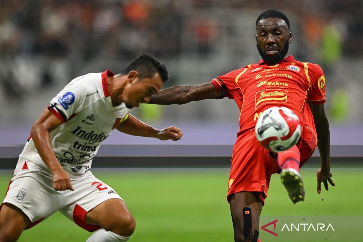 Here are some alternate title suggestions for "Gol debut Bruno Tubarao jaga rekor tak terkalahkan Persija":

1. "Bruno Tubarao's Debut Goal Preserves Persija's Unbeaten Record"
2. "Debut Goal by Bruno Tubarao Keeps Persija's Streak Alive"
3. "Bruno Tubarao’s First Goal Secures Persija’s Unblemished Record"
4. "With His Debut Goal, Bruno Tubarao Maintains Persija's Invincibility"
5. "Bruno Tubarao Strikes in Debut, Shielding Persija's Undefeated Legacy"
6. "First Goal for Bruno Tubarao: A Key to Preserving Persija's Perfect Run"
7. "Bruno Tubarao Nets Debut Goal, Upholding Persija's Unrivaled Record"
8. "Bruno Tubarao's First Strike Keeps Persija's Unbeaten Streak Intact"
9. "Debuting with a Bang: Bruno Tubarao Secures Persija's Undefeated Status"
10. "Bruno Tubarao's Debut Goal: The Key to Persija's Unbroken Record"

Feel free to choose any of these or modify them further!