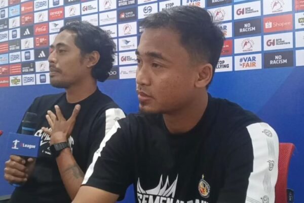 Here are some alternative title suggestions for "Semen Padang optimistis curi poin di Ternate":

1. "Semen Padang Yakin Raih Poin di Ternate"
2. "Optimisme Semen Padang Meraih Poin di Ternate"
3. "Semen Padang Percaya Diri Ambil Poin di Ternate"
4. "Semen Padang: Siap Curi Poin di Ternate"
5. "Target Poin: Semen Padang Optimis di Ternate"
6. "Semen Padang Bersiap Sikat Poin di Ternate"
7. "Kemenangan di Ternate: Semen Padang Penuh Harapan"
8. "Semen Padang Ingin Mencuri Poin di Ternate"
9. "Optimisme Semen Padang dalam Misi Poin di Ternate"
10. "Semen Padang Menuju Poin Pertama di Ternate"

Feel free to choose any of these or modify them further!