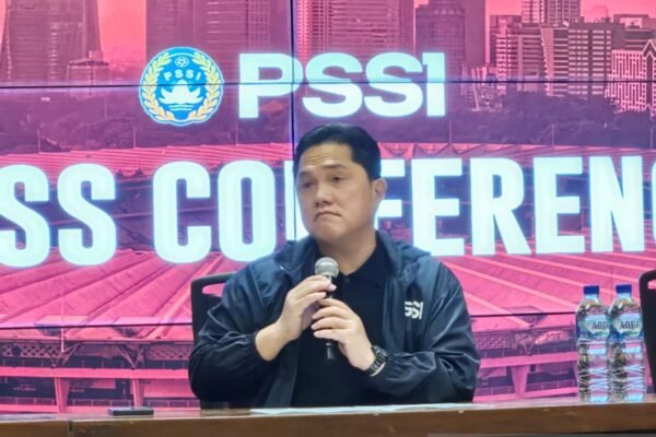 Berikut adalah beberapa alternatif judul untuk "Zwiers dan Simon Tidak Masuk Gelombang yang Berpisah dengan PSSI":

1. "Zwiers dan Simon: Terpisah dari PSSI di Gelombang Baru"
2. "Keputusan Zwiers dan Simon: Menolak Gelombang Perpisahan dengan PSSI"
3. "Zwiers dan Simon Pilih Jalan Sendiri, Tinggalkan PSSI"
4. "Gelombang Perpisahan: Zwiers dan Simon Mundur dari PSSI"
5. "Zwiers dan Simon: Tidak Bergabung dalam Gelombang Pisah PSSI"
6. "Zwiers dan Simon: Menentang Arus Perpisahan dengan PSSI"
7. "Keberanian Zwiers dan Simon: Tidak Ikut Gelombang Perpisahan PSSI"

Silakan dipilih atau dimodifikasi sesuai kebutuhan!