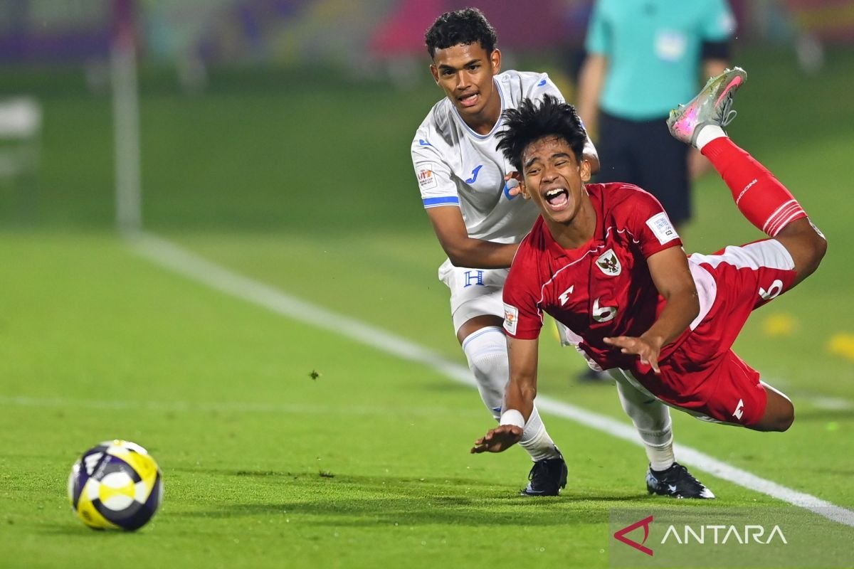 Certainly! Here are some alternative titles based on "Evandra Florasta: Pengetahuan terbaik datang dari pengalaman":

1. "Evandra Florasta: Wisdom Gained Through Experience"
2. "Evandra Florasta: The Best Insights Come from Life Lessons"
3. "Evandra Florasta: Learning Through Life's Journey"
4. "Evandra Florasta: Experience as the Key to Knowledge"
5. "Evandra Florasta: Insights Born from Experience"
6. "Evandra Florasta: The Power of Knowledge Through Experience"
7. "Evandra Florasta: Life’s Best Lessons Through Experience"
8. "Evandra Florasta: The Journey of Knowledge and Experience"
9. "Evandra Florasta: Discovering Wisdom Through Experience"
10. "Evandra Florasta: Lessons Learned from Life's Experiences"

Feel free to let me know if you need more options or a specific style!