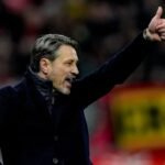 Here are some alternate title suggestions for "Pertahanan solid kunci Dortmund taklukkan Leverkusen":

1. "Kekuatan Pertahanan: Dortmund Mengalahkan Leverkusen"
2. "Dortmund Ciptakan Kemenangan atas Leverkusen Berkat Pertahanan Kuat"
3. "Pertahanan Kuat Dortmund Jadi Faktor Penentu Kemenangan Melawan Leverkusen"
4. "Soliditas Pertahanan Dortmund Tundukkan Leverkusen"
5. "Dortmund Raih Kemenangan Melawan Leverkusen Berkat Defensif yang Kuat"
6. "Dortmund Mandi Kemenangan: Pertahanan Kunci Kemenangan atas Leverkusen"
7. "Keberhasilan Dortmund Berkat Pertahanan Solid Melawan Leverkusen"

Feel free to mix and match or modify them according to your preference!