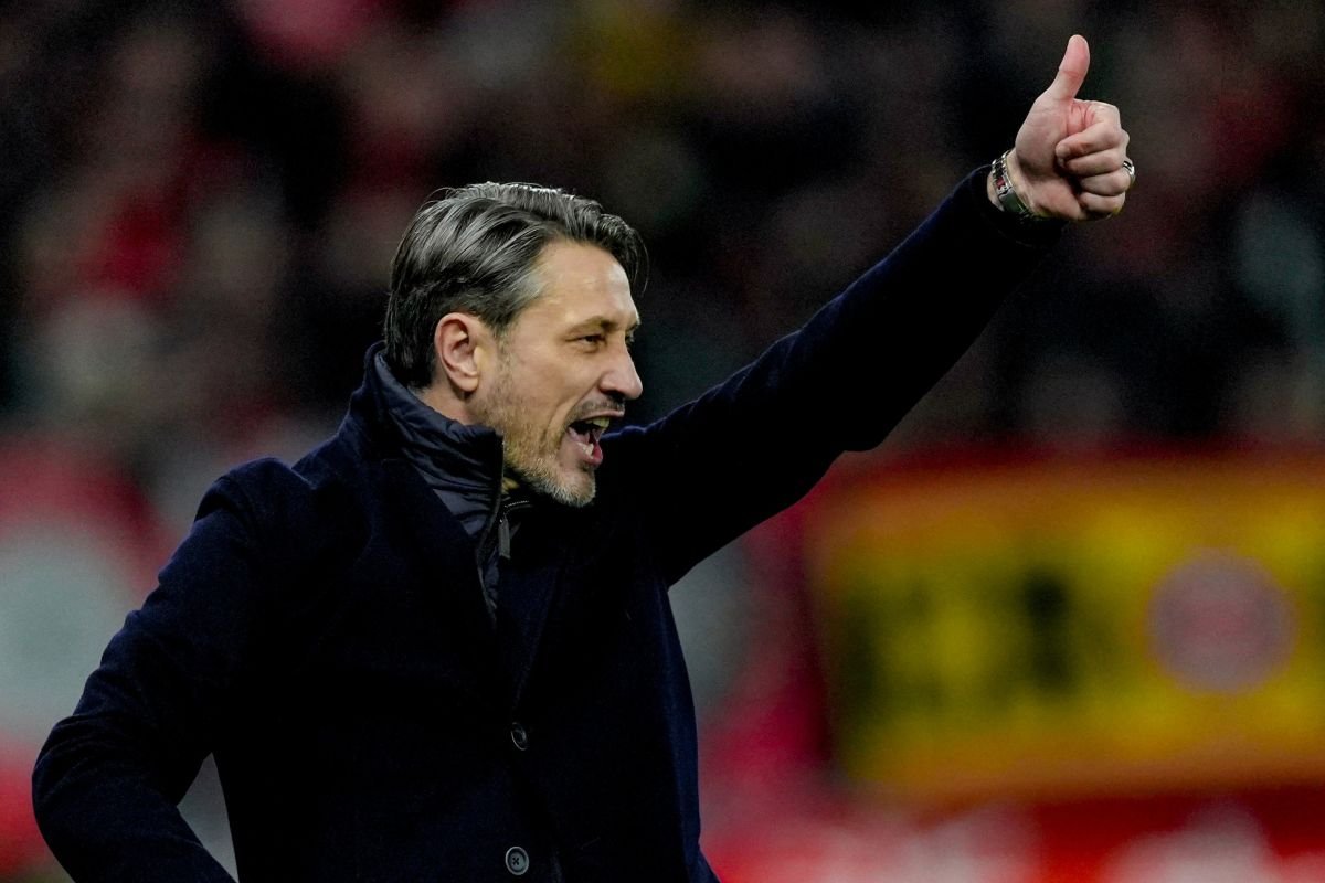 Here are some alternate title suggestions for "Pertahanan solid kunci Dortmund taklukkan Leverkusen":

1. "Kekuatan Pertahanan: Dortmund Mengalahkan Leverkusen"
2. "Dortmund Ciptakan Kemenangan atas Leverkusen Berkat Pertahanan Kuat"
3. "Pertahanan Kuat Dortmund Jadi Faktor Penentu Kemenangan Melawan Leverkusen"
4. "Soliditas Pertahanan Dortmund Tundukkan Leverkusen"
5. "Dortmund Raih Kemenangan Melawan Leverkusen Berkat Defensif yang Kuat"
6. "Dortmund Mandi Kemenangan: Pertahanan Kunci Kemenangan atas Leverkusen"
7. "Keberhasilan Dortmund Berkat Pertahanan Solid Melawan Leverkusen"

Feel free to mix and match or modify them according to your preference!